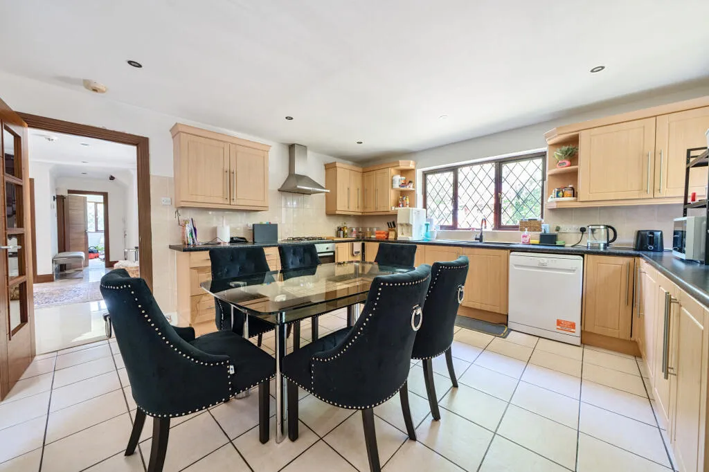 5 bed Detached