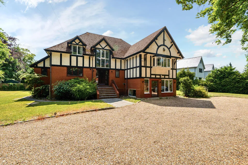 5 bed Detached