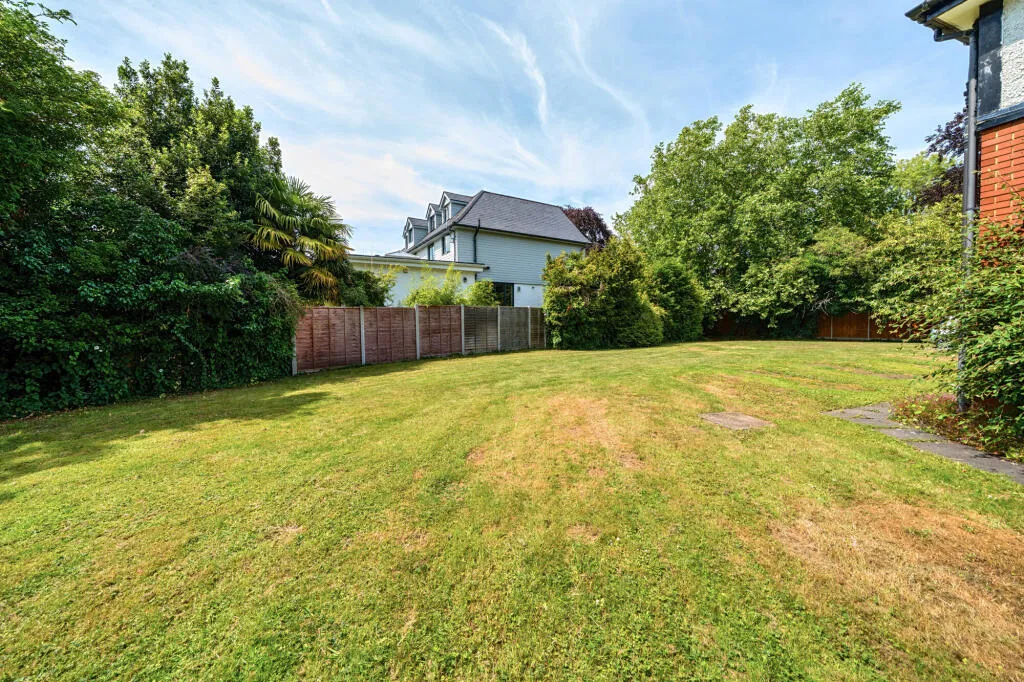 5 bed Detached