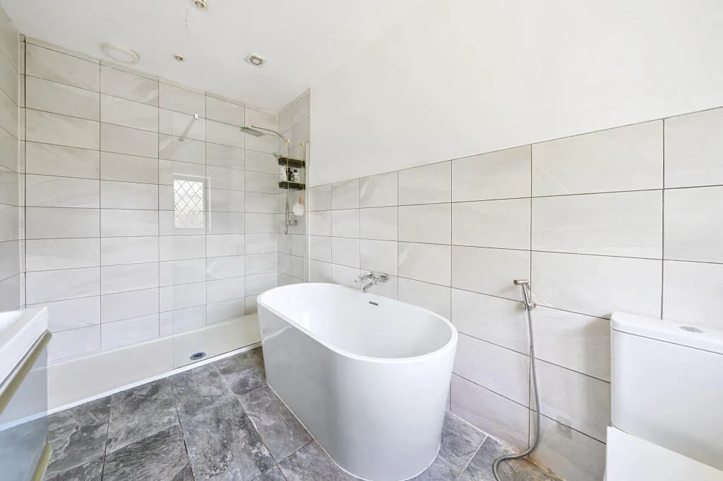 5 bed Detached