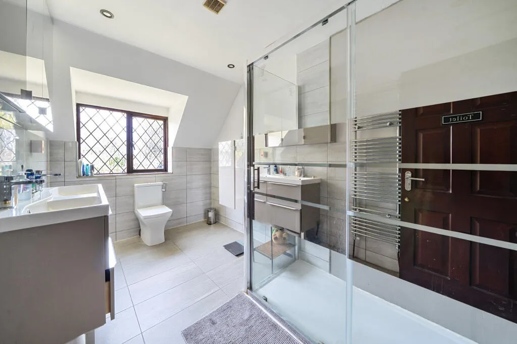 5 bed Detached