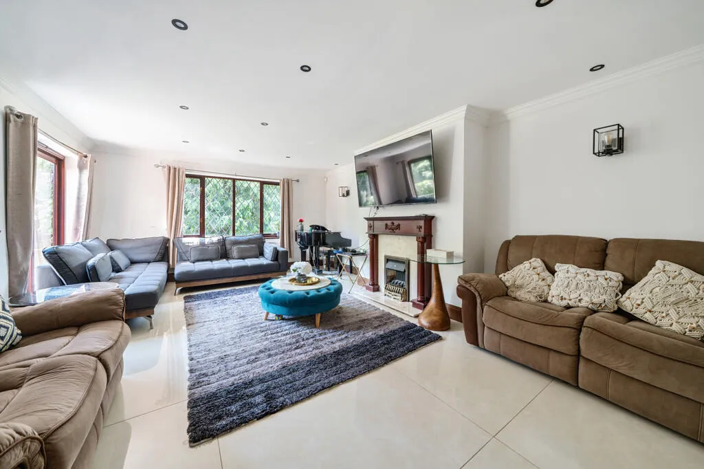 5 bed Detached