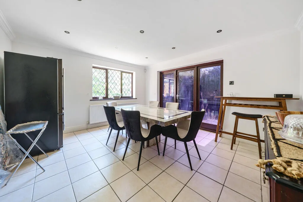 5 bed Detached