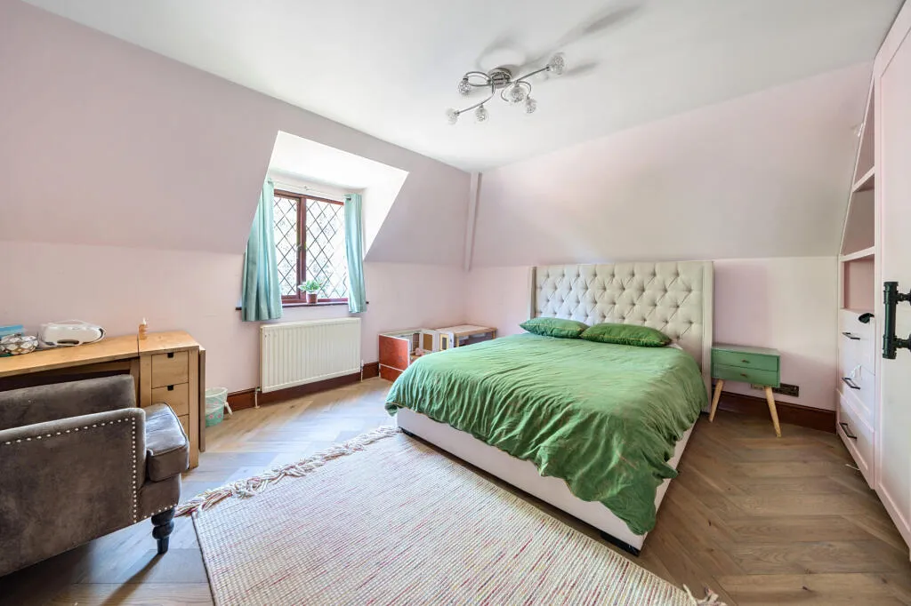 5 bed Detached