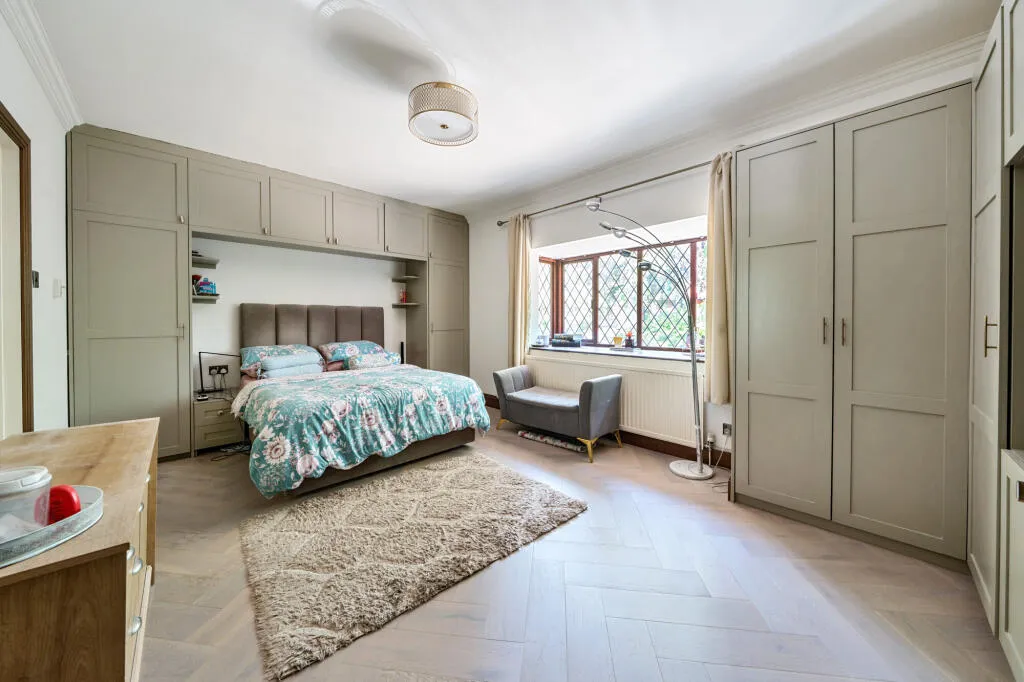 5 bed Detached