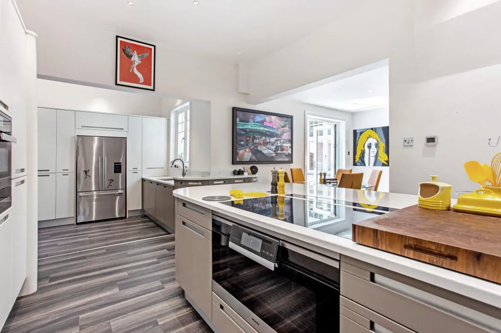 6 bed Detached