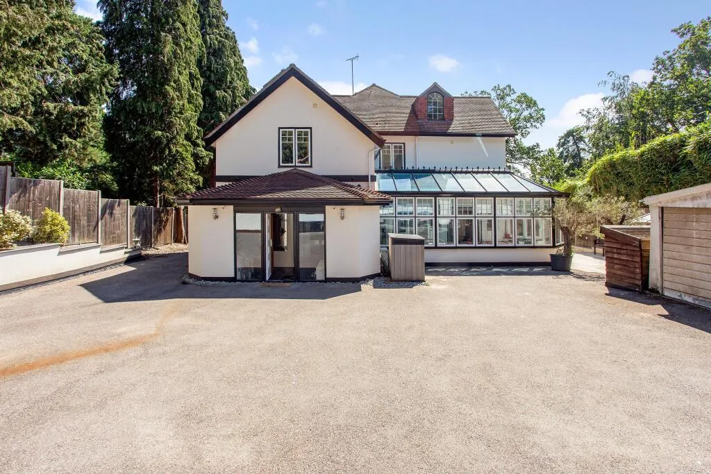 6 bed Detached