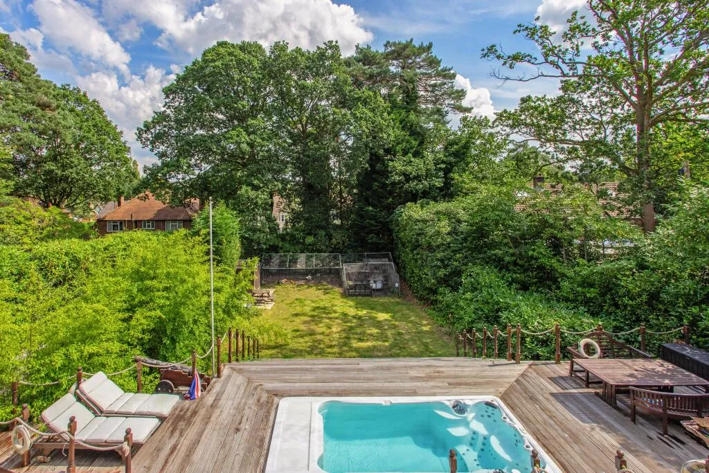 6 bed Detached