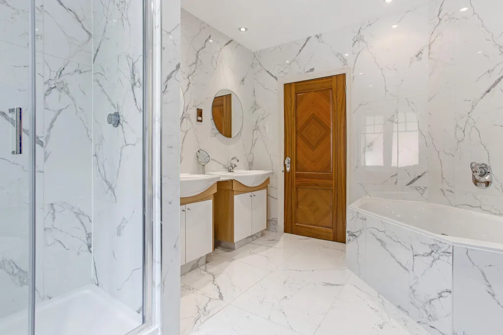 6 bed Detached