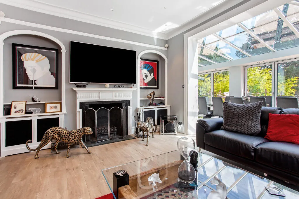 6 bed Detached