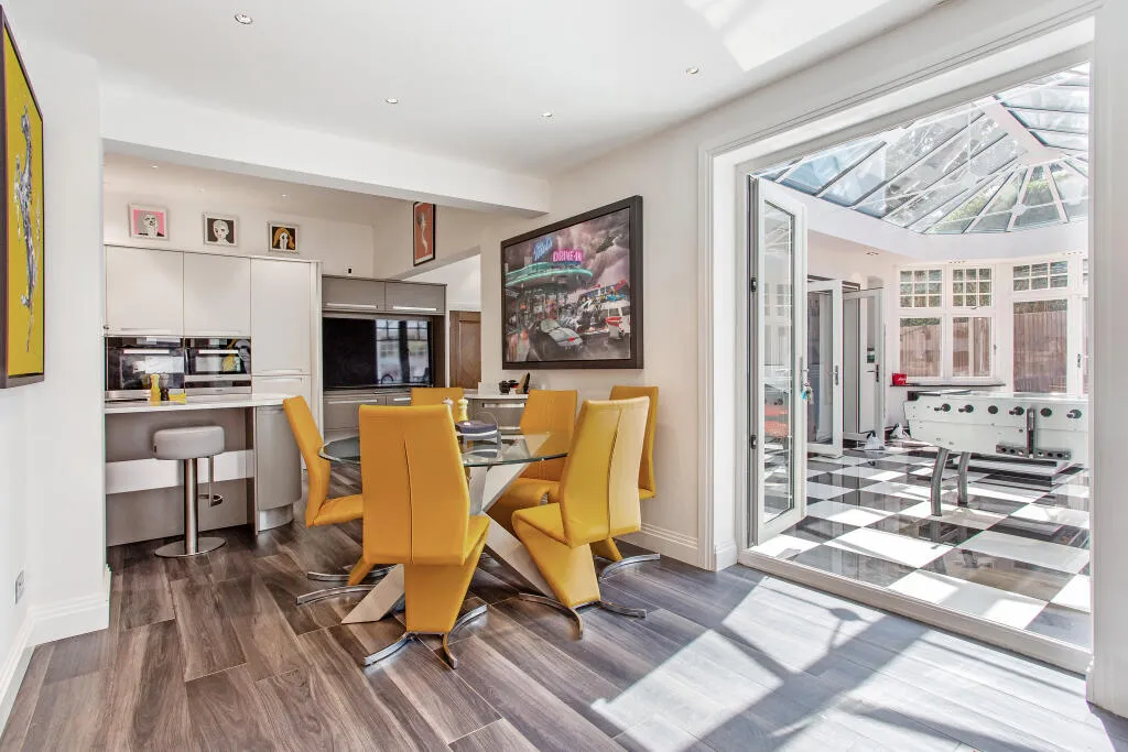 6 bed Detached
