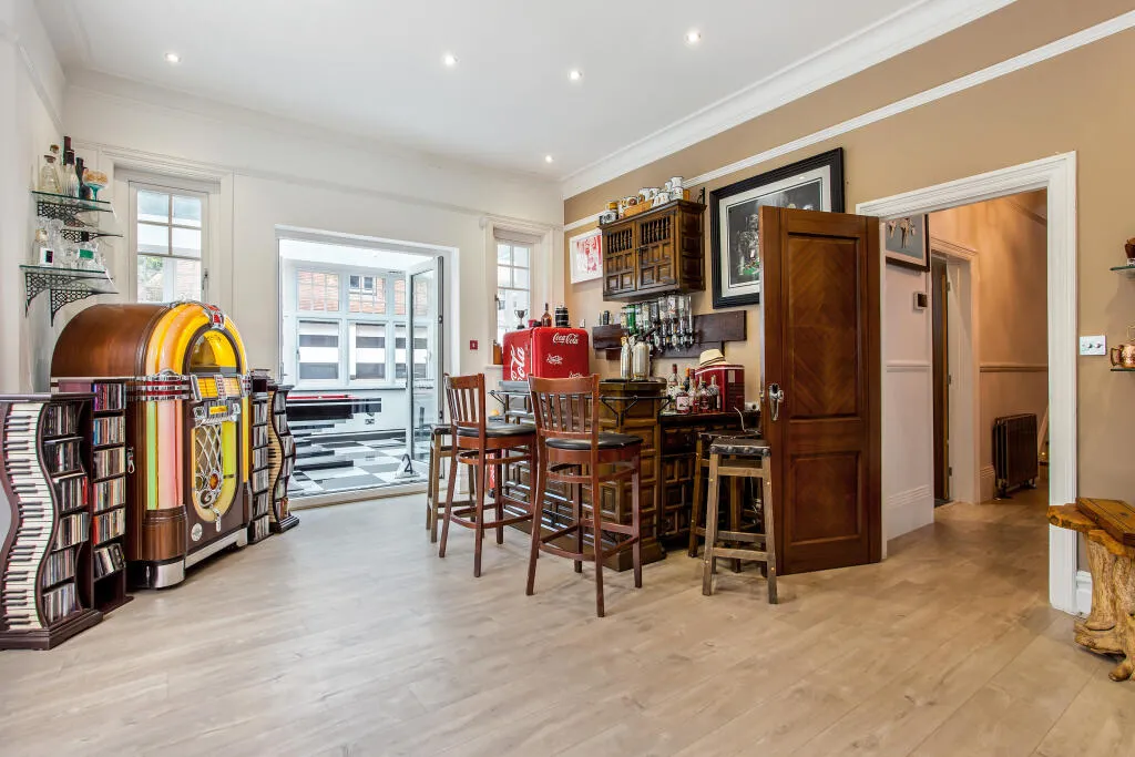 6 bed Detached