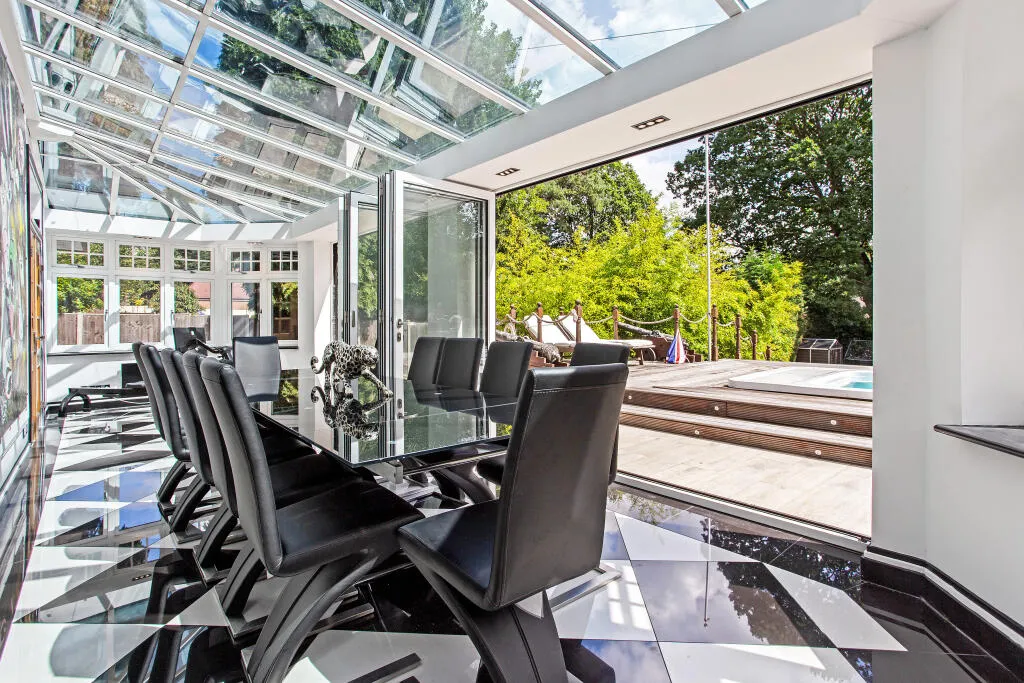 6 bed Detached