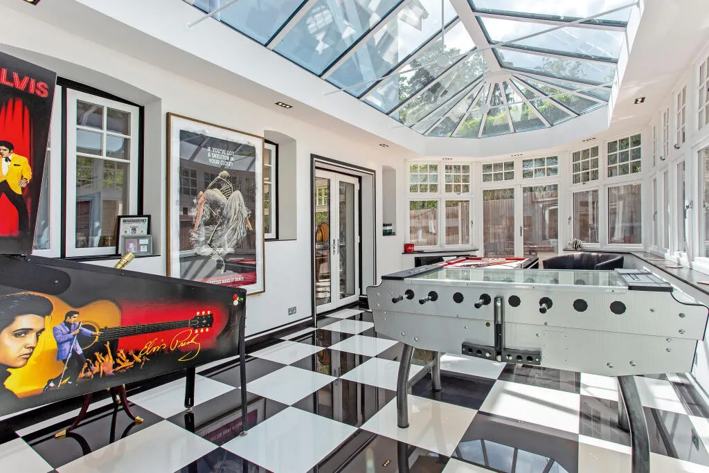 6 bed Detached
