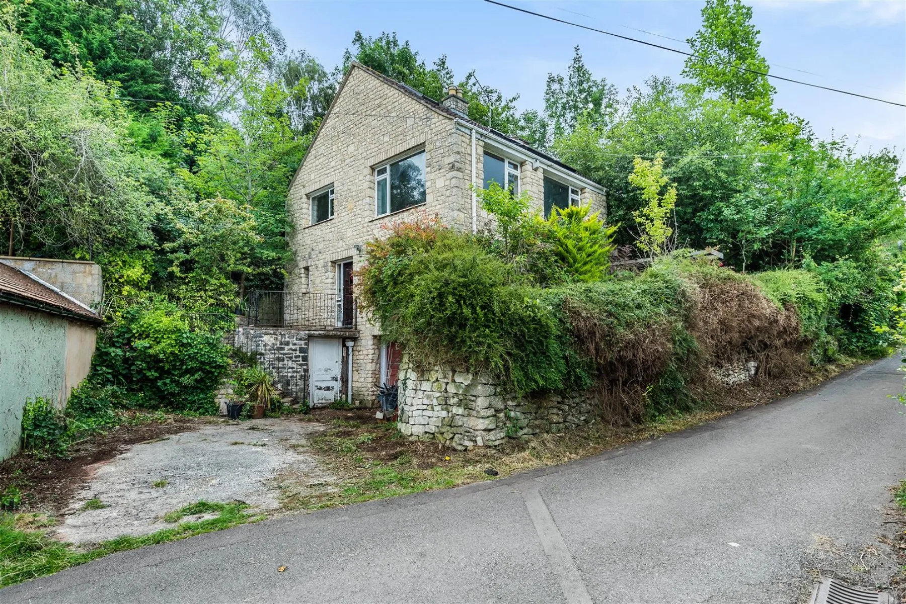 WOODLAND RETREAT FOR UPDATING - BROCKWORTH, 5 bedroom, House - Detached - 30925343