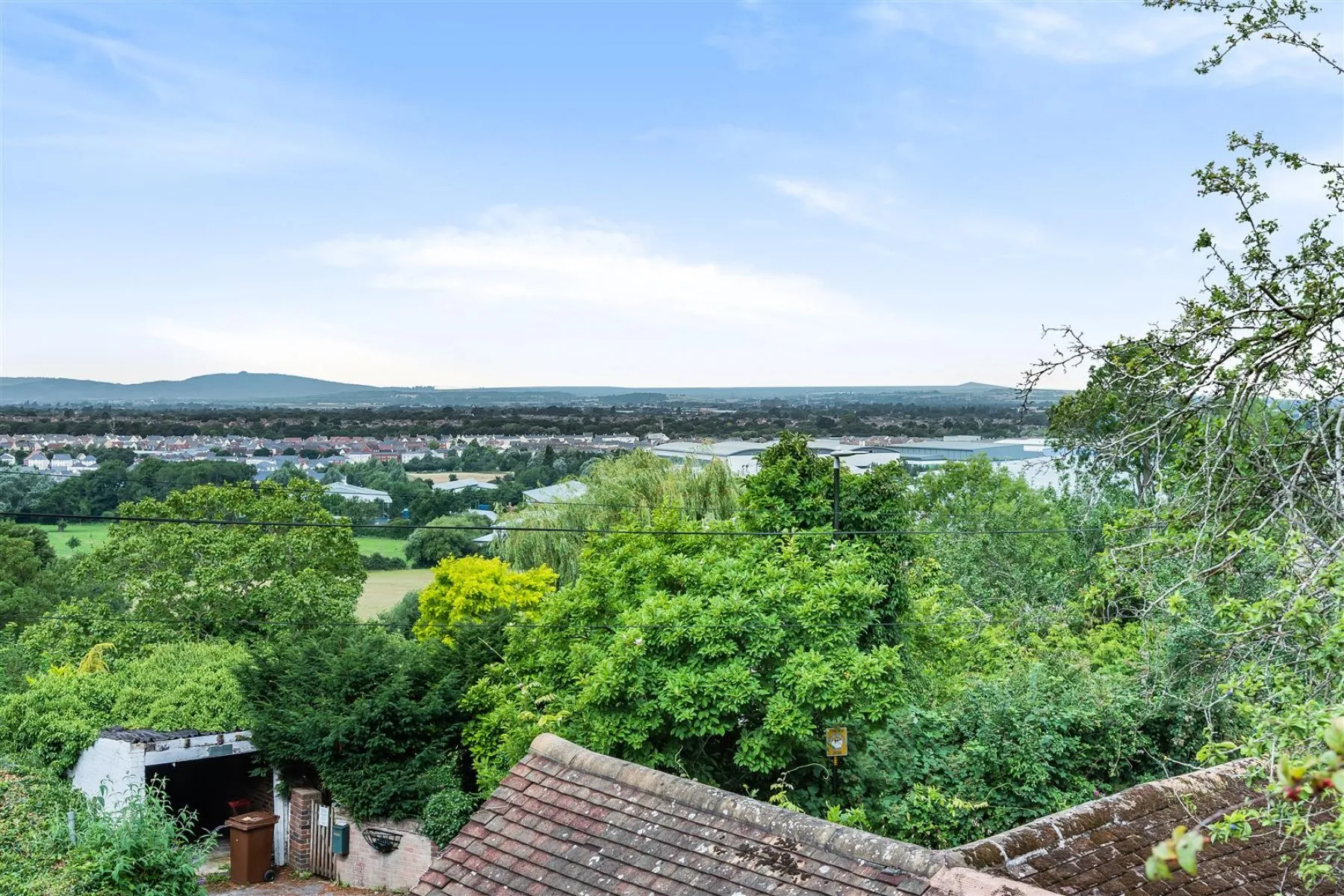 WOODLAND RETREAT FOR UPDATING - BROCKWORTH, 5 bedroom, House - Detached - 30925343
