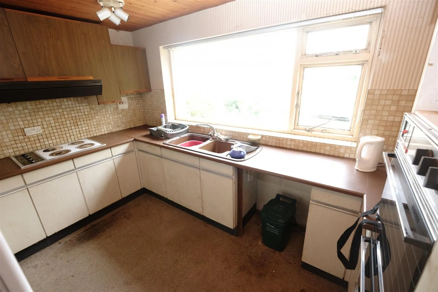 WOODLAND RETREAT FOR UPDATING - BROCKWORTH, 5 bedroom, House - Detached - 30925343