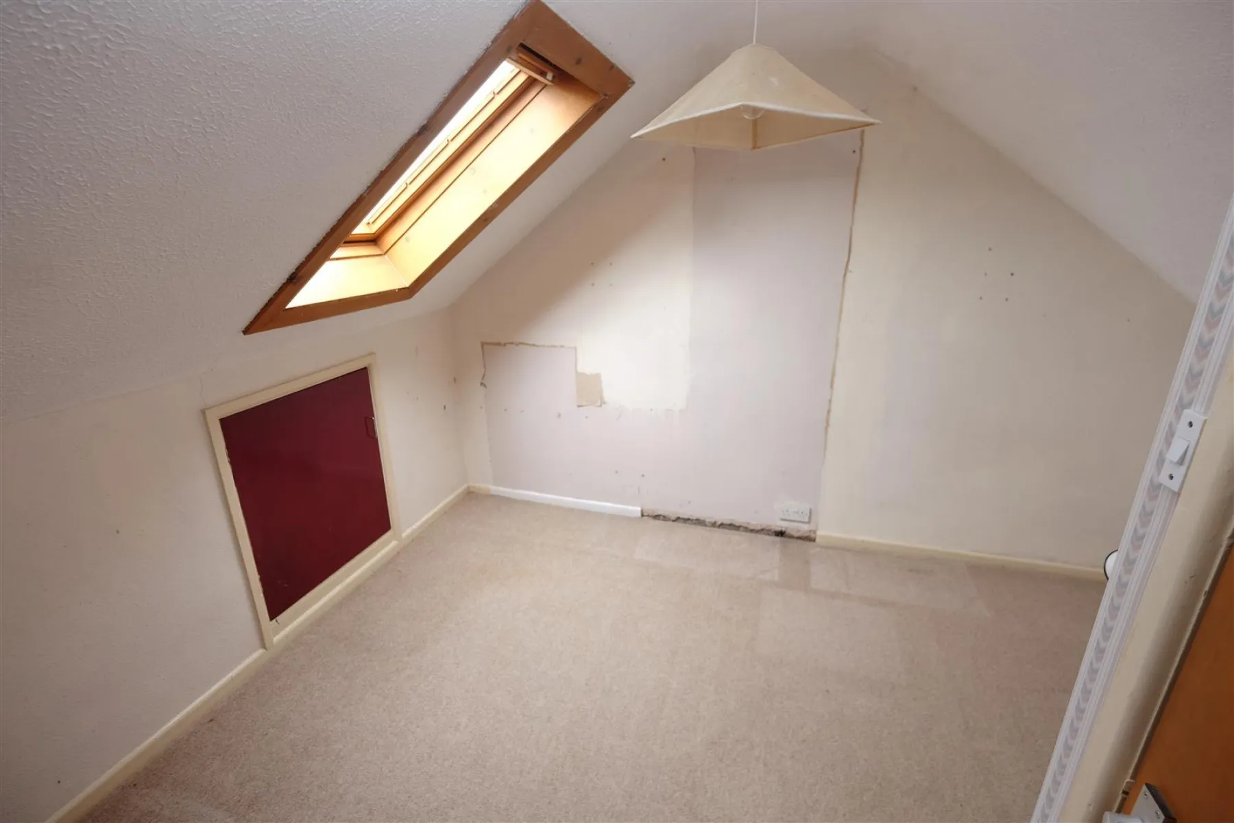 WOODLAND RETREAT FOR UPDATING - BROCKWORTH, 5 bedroom, House - Detached - 30925343