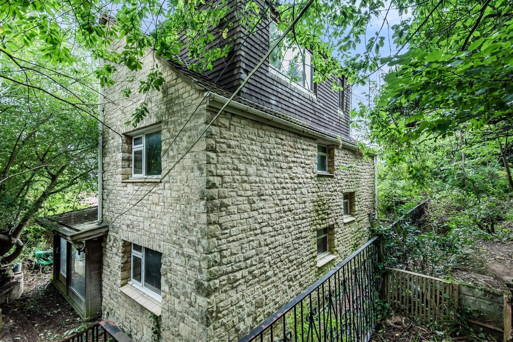 WOODLAND RETREAT FOR UPDATING - BROCKWORTH, 5 bedroom, House - Detached - 30925343