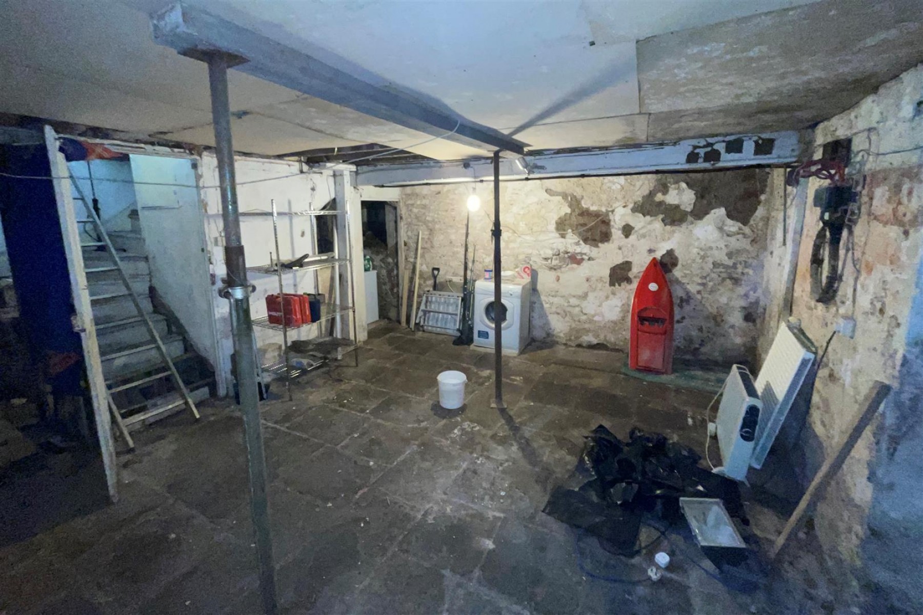 HOUSE | 3 FLATS | DOUBLE WIDTH YARD, 6 bedroom, House - 31851408