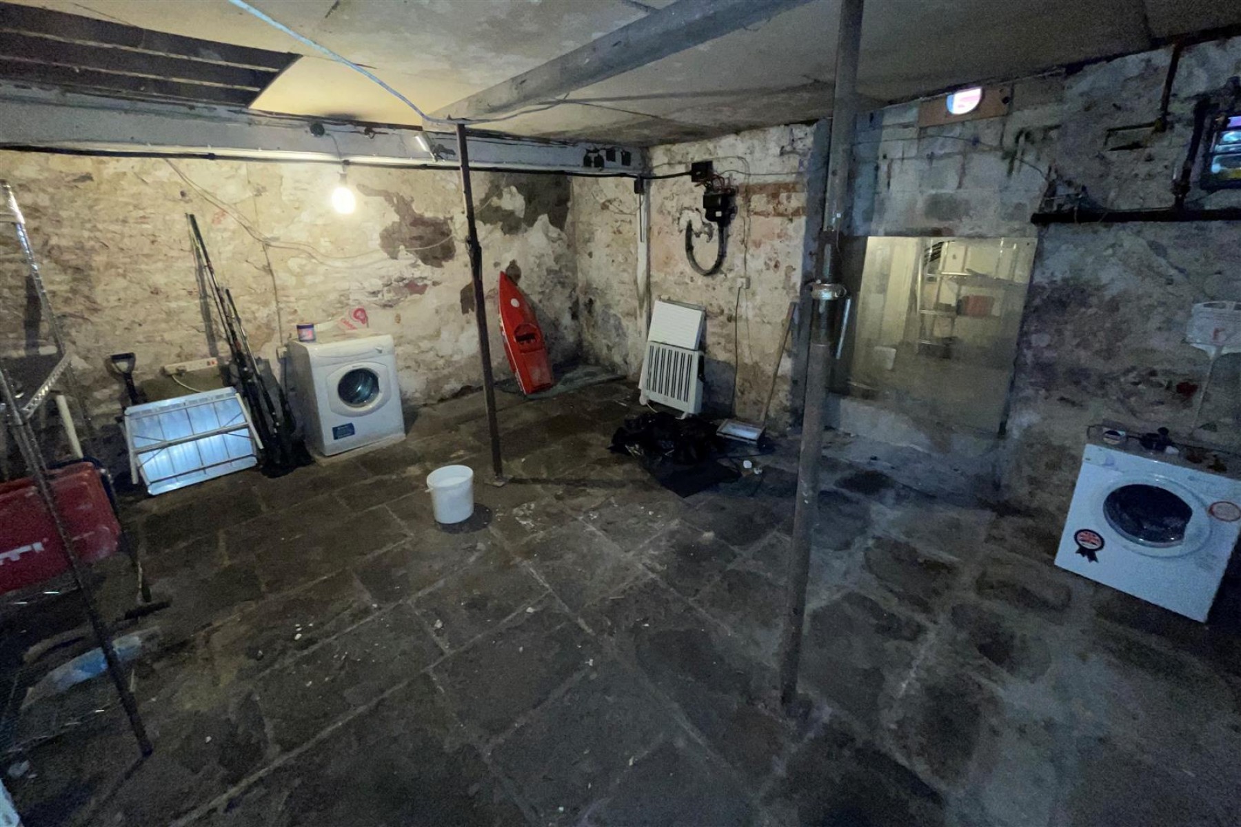 HOUSE | 3 FLATS | DOUBLE WIDTH YARD, 6 bedroom, House - 31851408