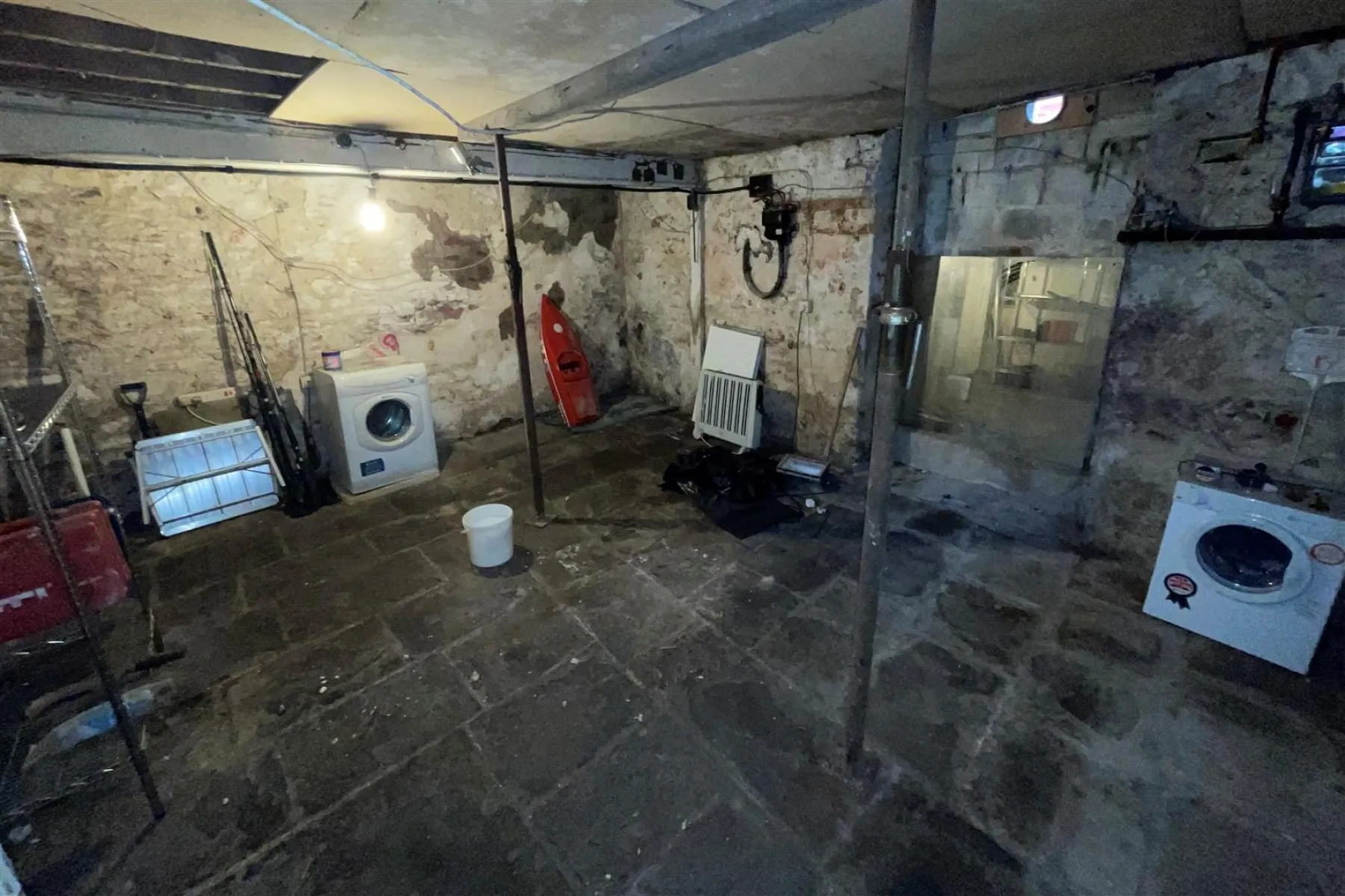 HOUSE | 3 FLATS | DOUBLE WIDTH YARD, 6 bedroom, House - 31851408