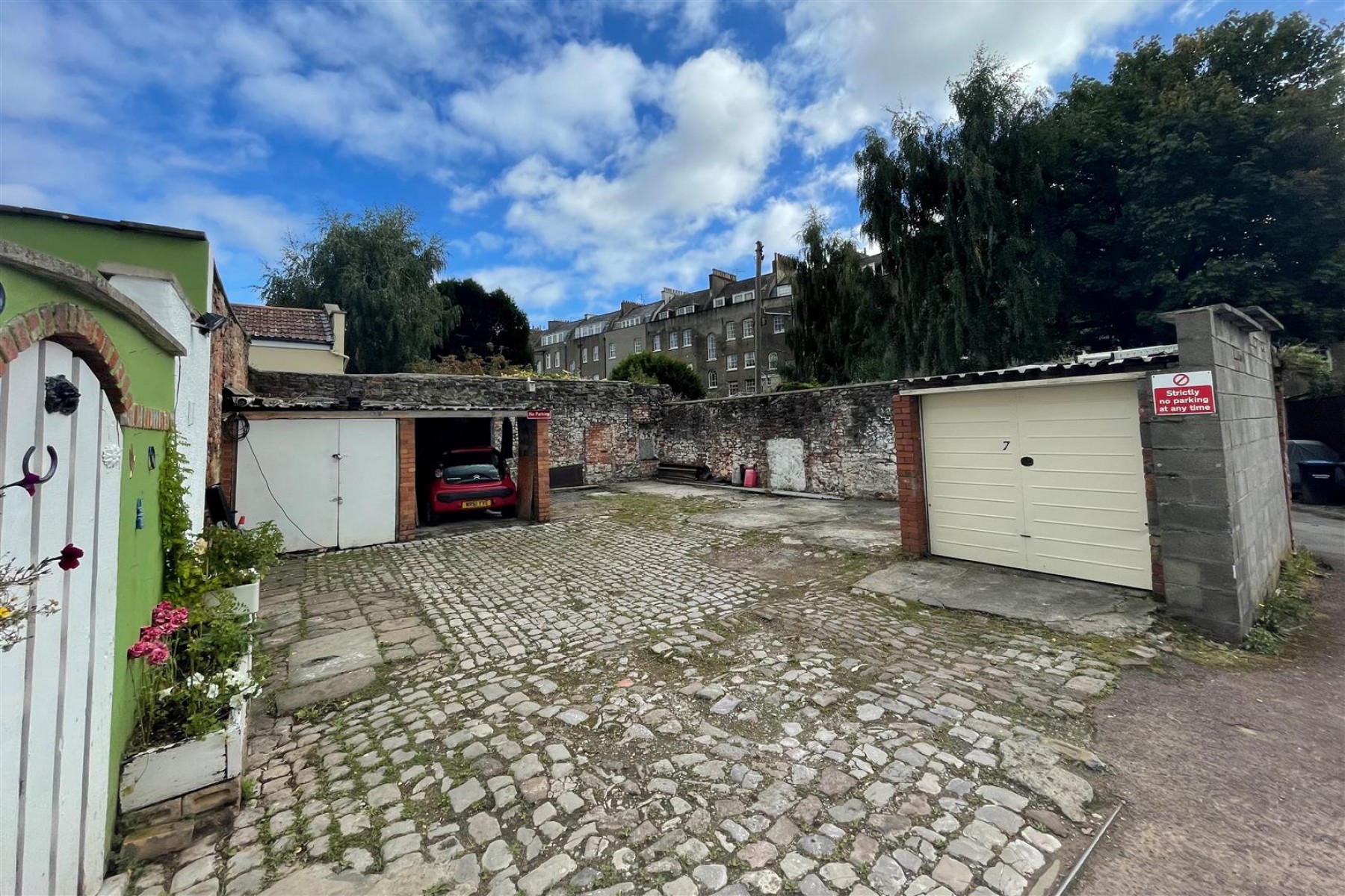 HOUSE | 3 FLATS | DOUBLE WIDTH YARD, 6 bedroom, House - 31851408
