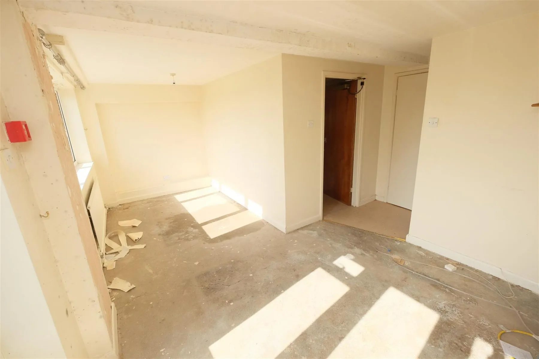 DETACHED | UPDATING | KINGSWOOD, 3 bedroom, House - Detached - 32219681