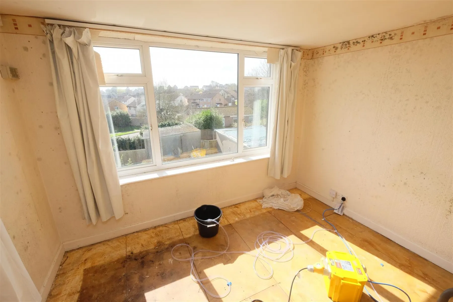 DETACHED | UPDATING | KINGSWOOD, 3 bedroom, House - Detached - 32219681