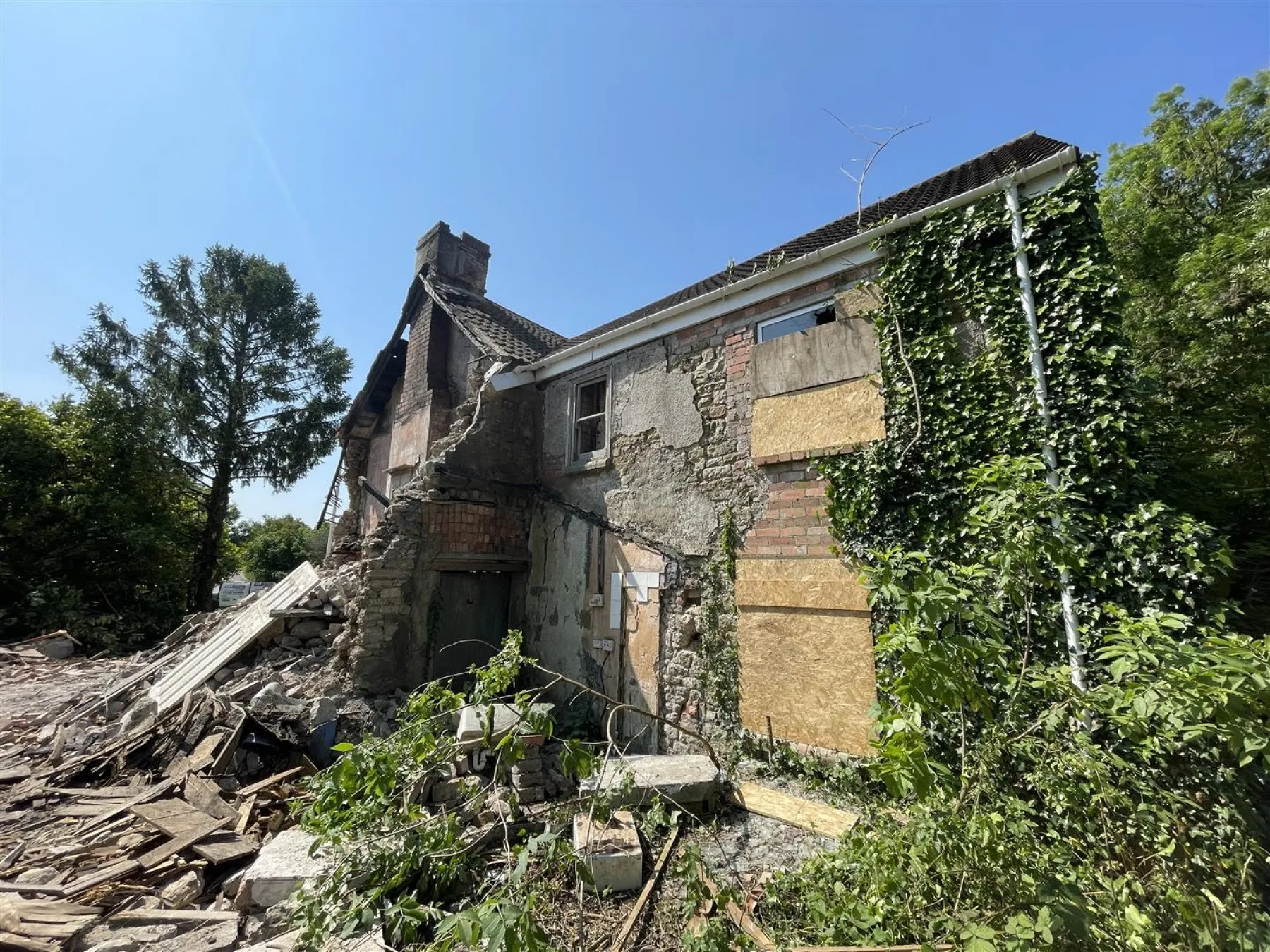 RESI OPPORTUNITY | 0.86 ACRE PLOT | BS35, 3 bedroom, House - Detached - 32379329