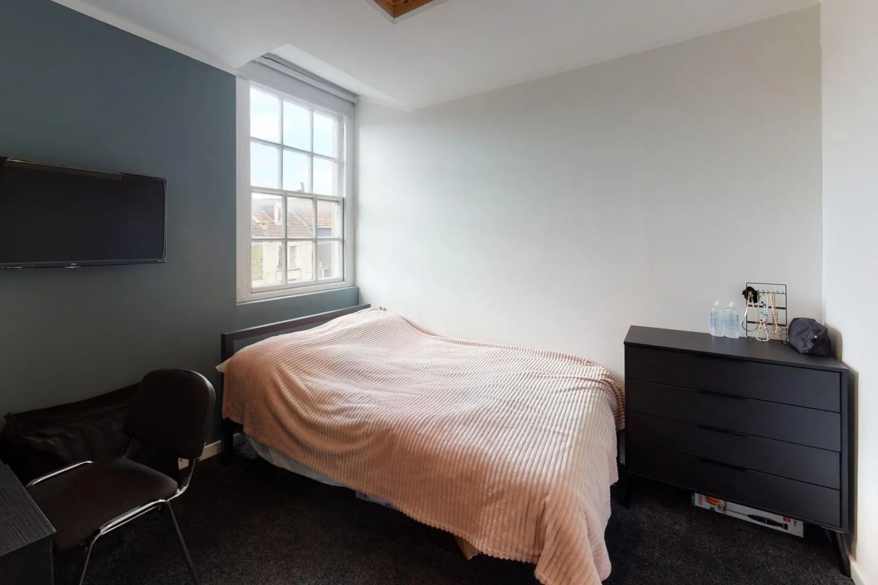 FREEHOLD | MIXED USE | £83K PA, 6 bedroom, Commercial - 32940157