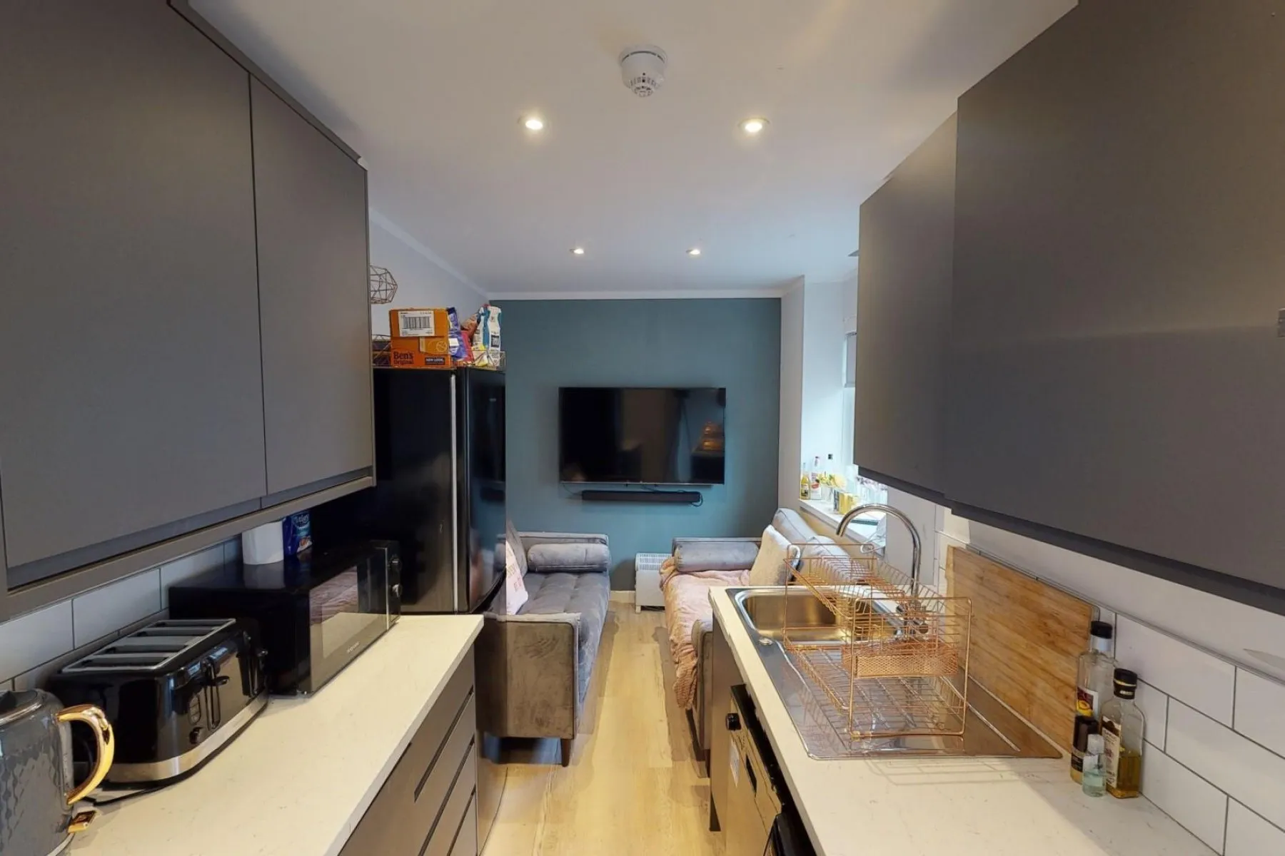 FREEHOLD | MIXED USE | £83K PA, 6 bedroom, Commercial - 32940157