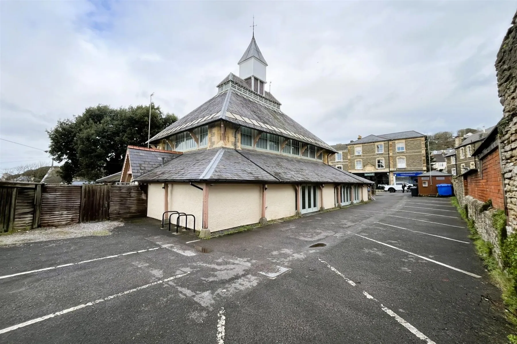 DETACHED + PARKING | CLEVEDON, 6 bedroom, Commercial - 33609496