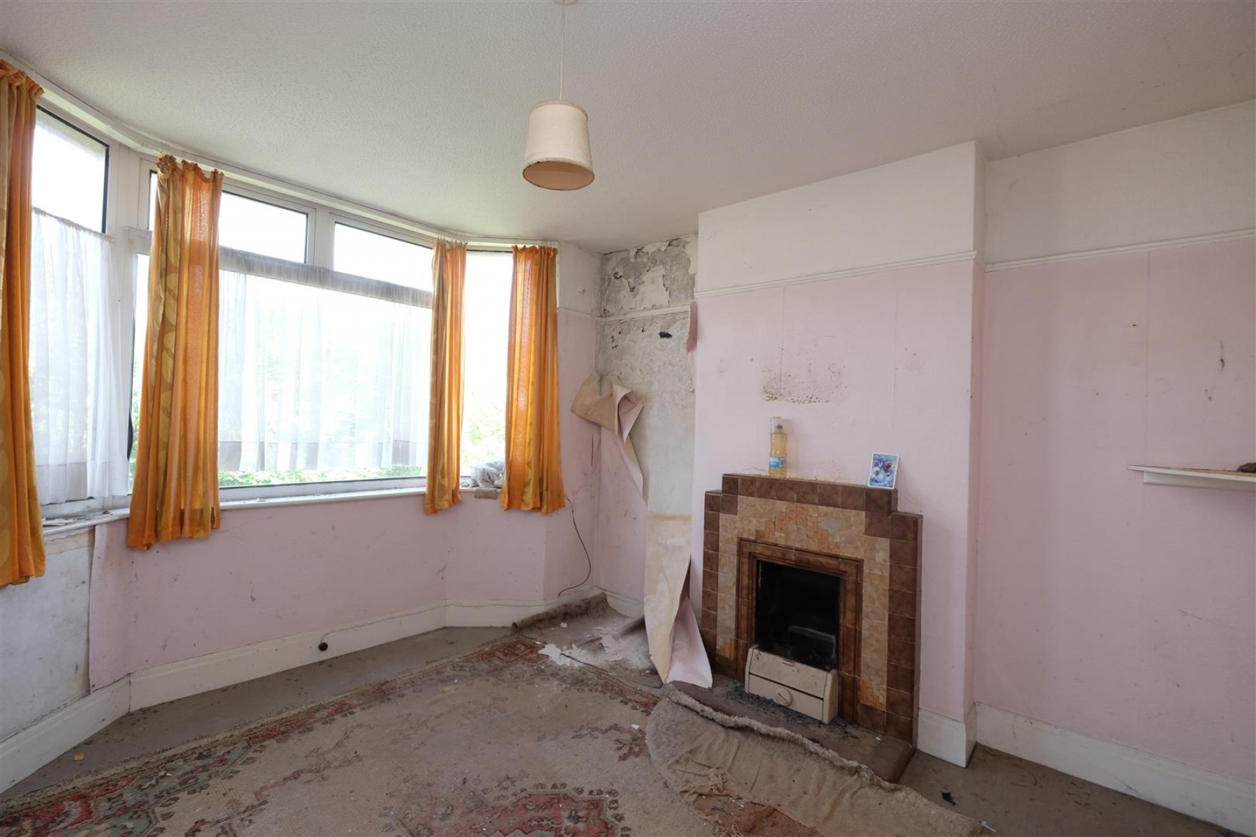 REQUIRES UPDATING - LARGE GARDEN, 3 bedroom, House - Semi-Detached - 27243911