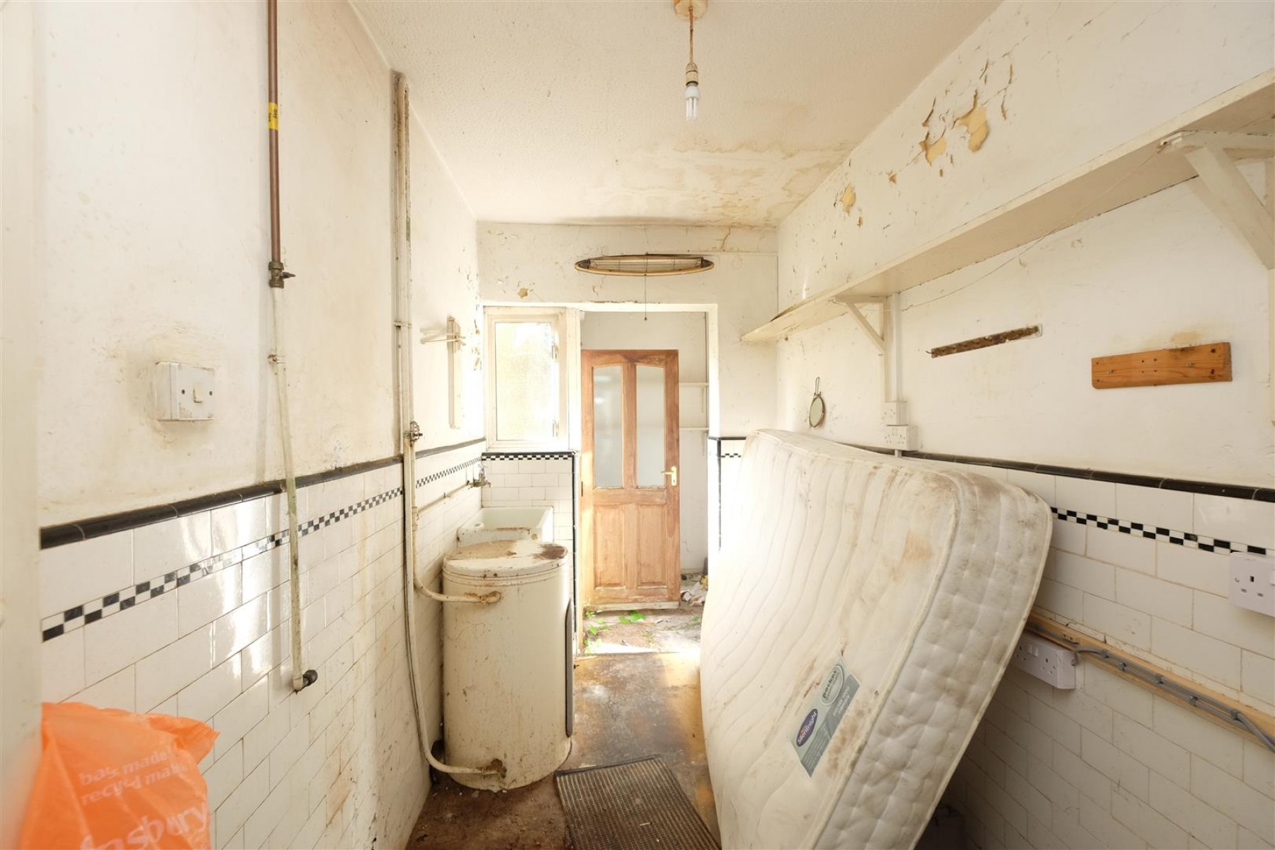 REQUIRES UPDATING - LARGE GARDEN, 3 bedroom, House - Semi-Detached - 27243911