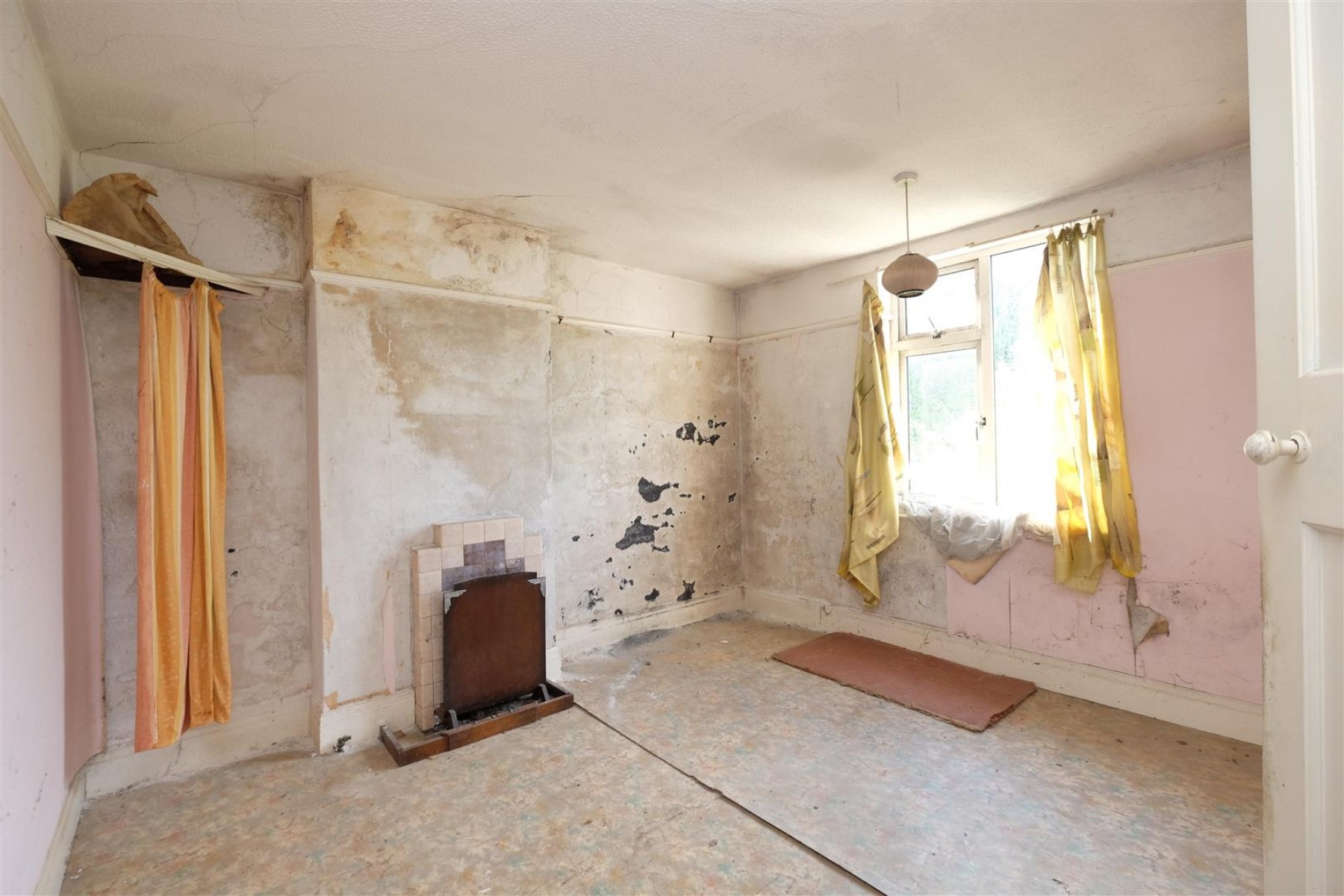 REQUIRES UPDATING - LARGE GARDEN, 3 bedroom, House - Semi-Detached - 27243911