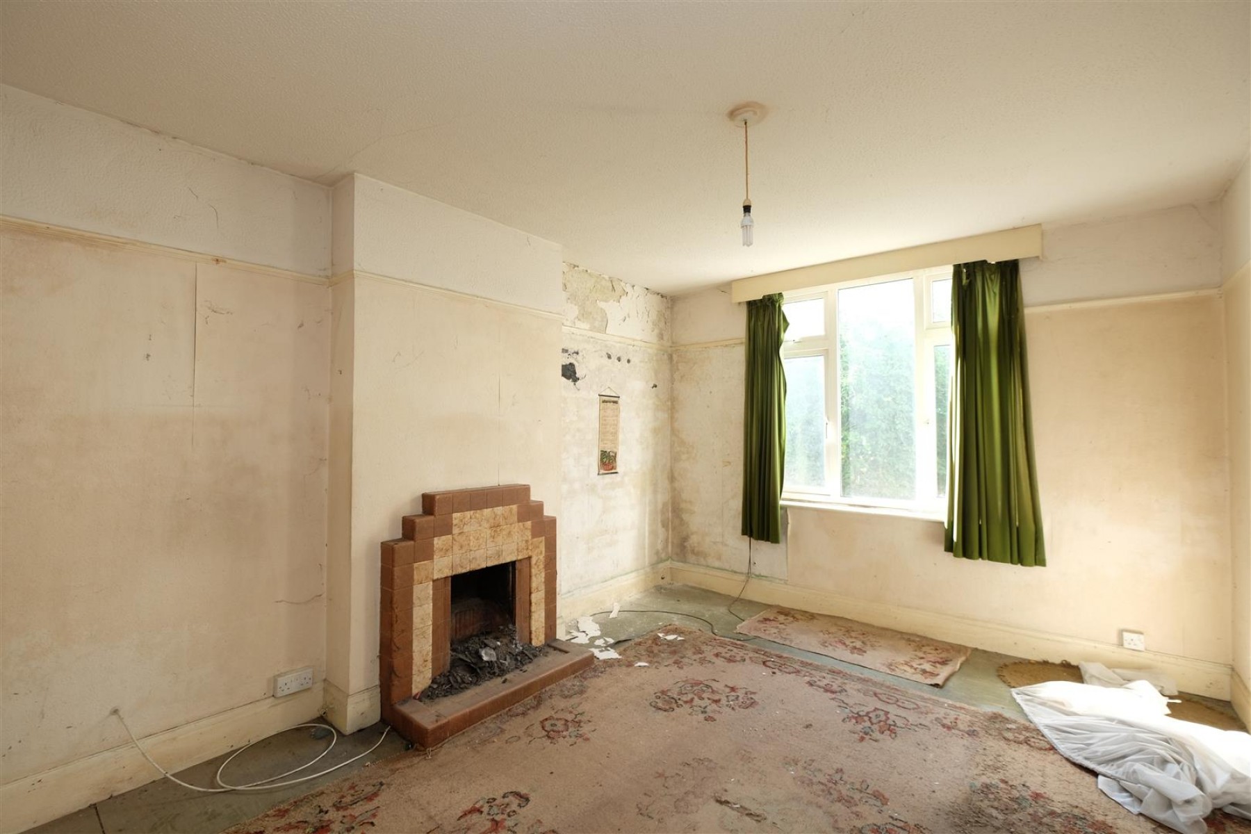 REQUIRES UPDATING - LARGE GARDEN, 3 bedroom, House - Semi-Detached - 27243911