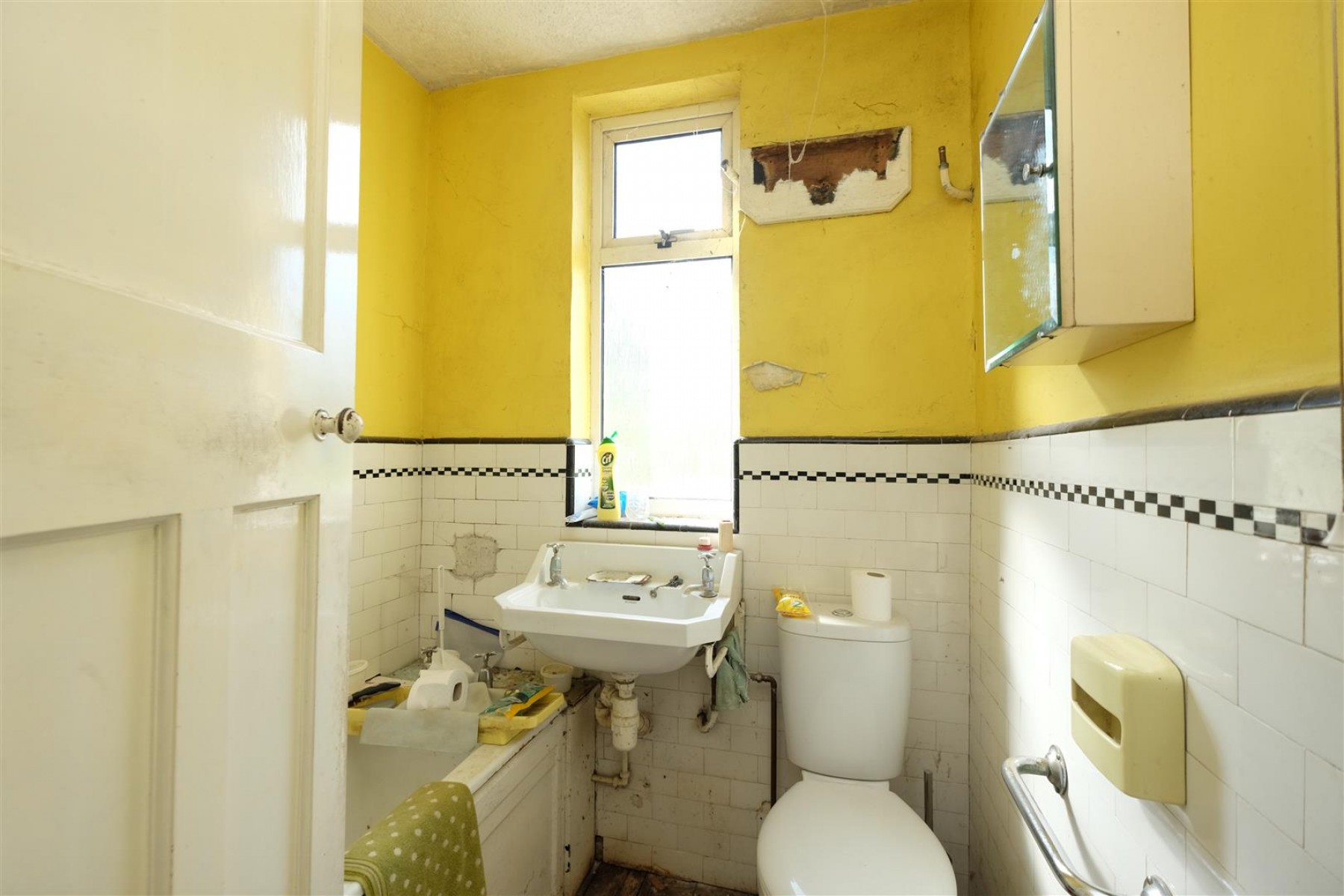REQUIRES UPDATING - LARGE GARDEN, 3 bedroom, House - Semi-Detached - 27243911