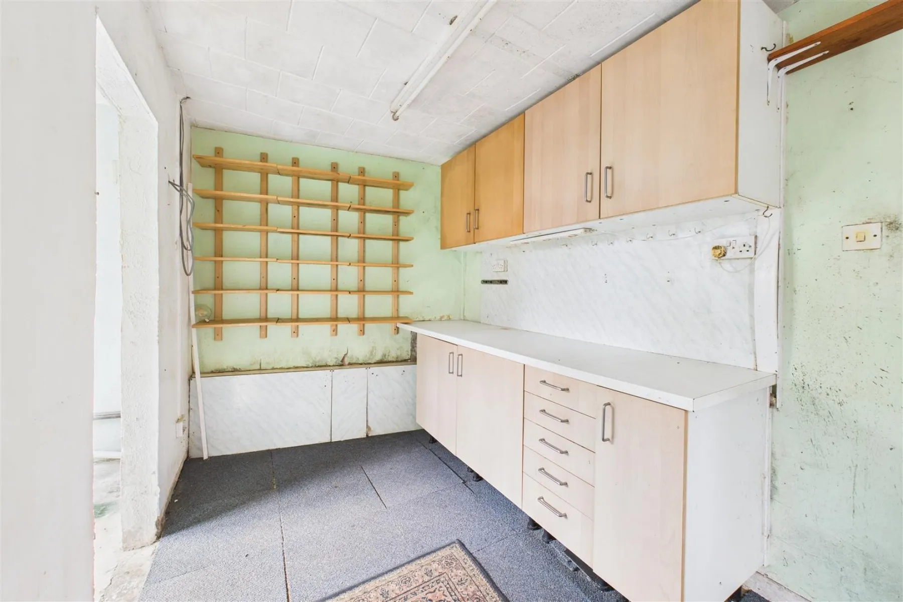 MIXED USE | UPDATING | KINGSWOOD, 2 bedroom, Commercial - 33754177