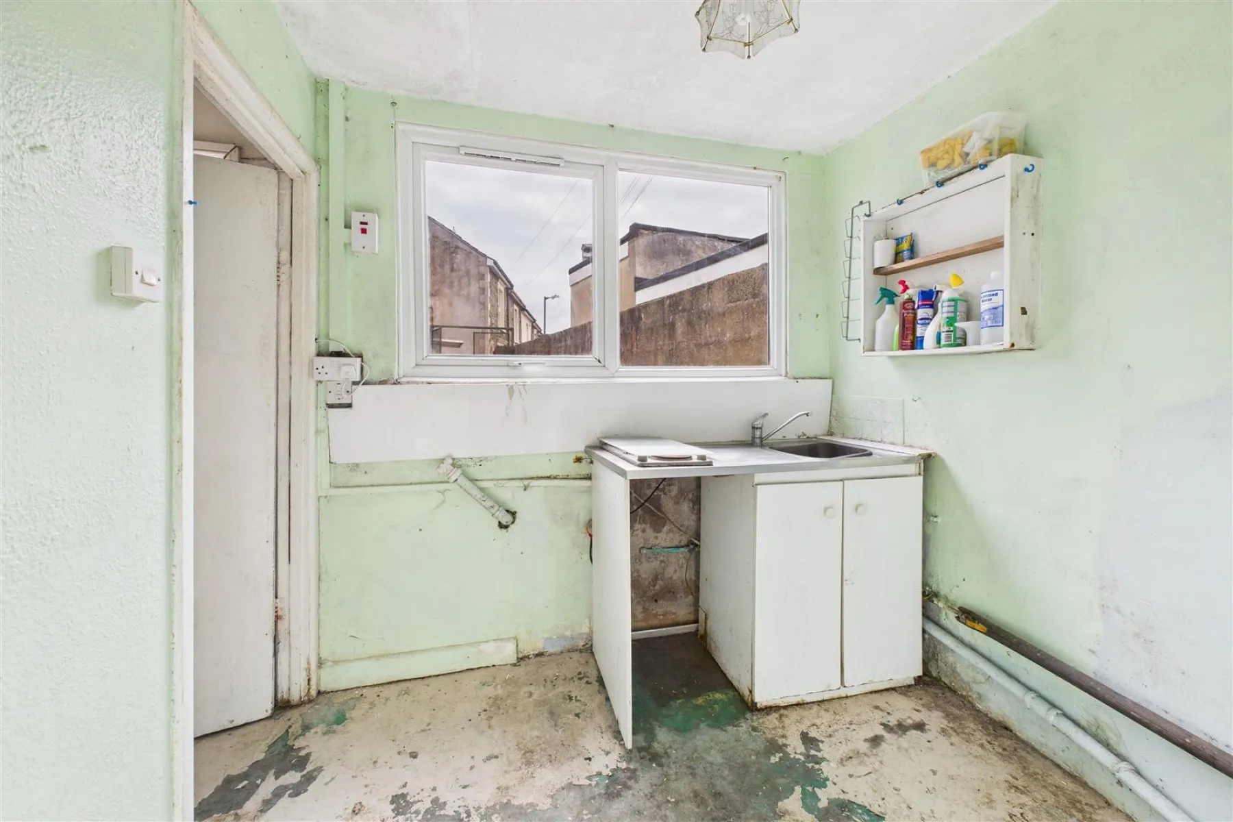 MIXED USE | UPDATING | KINGSWOOD, 2 bedroom, Commercial - 33754177