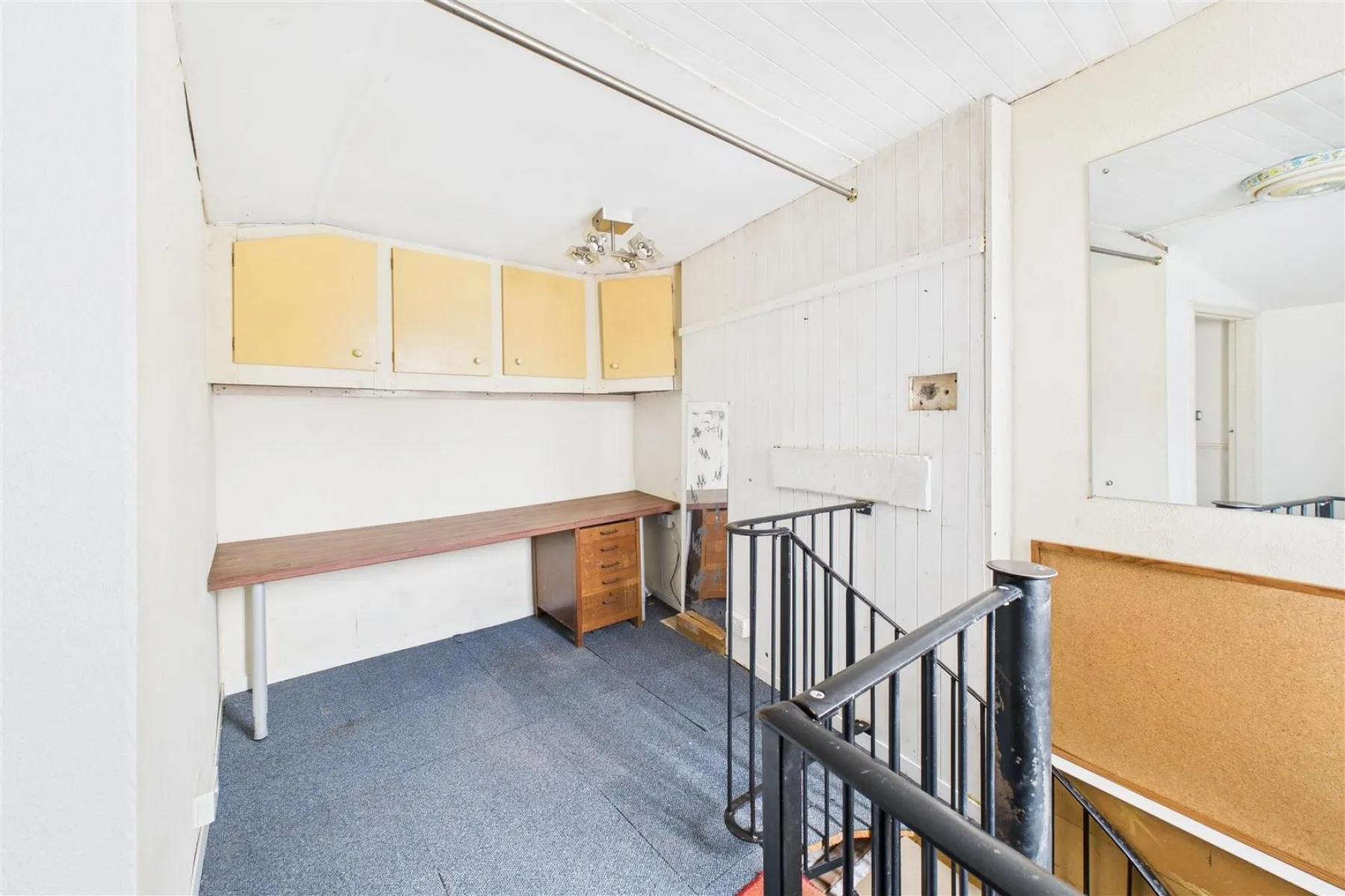 MIXED USE | UPDATING | KINGSWOOD, 2 bedroom, Commercial - 33754177