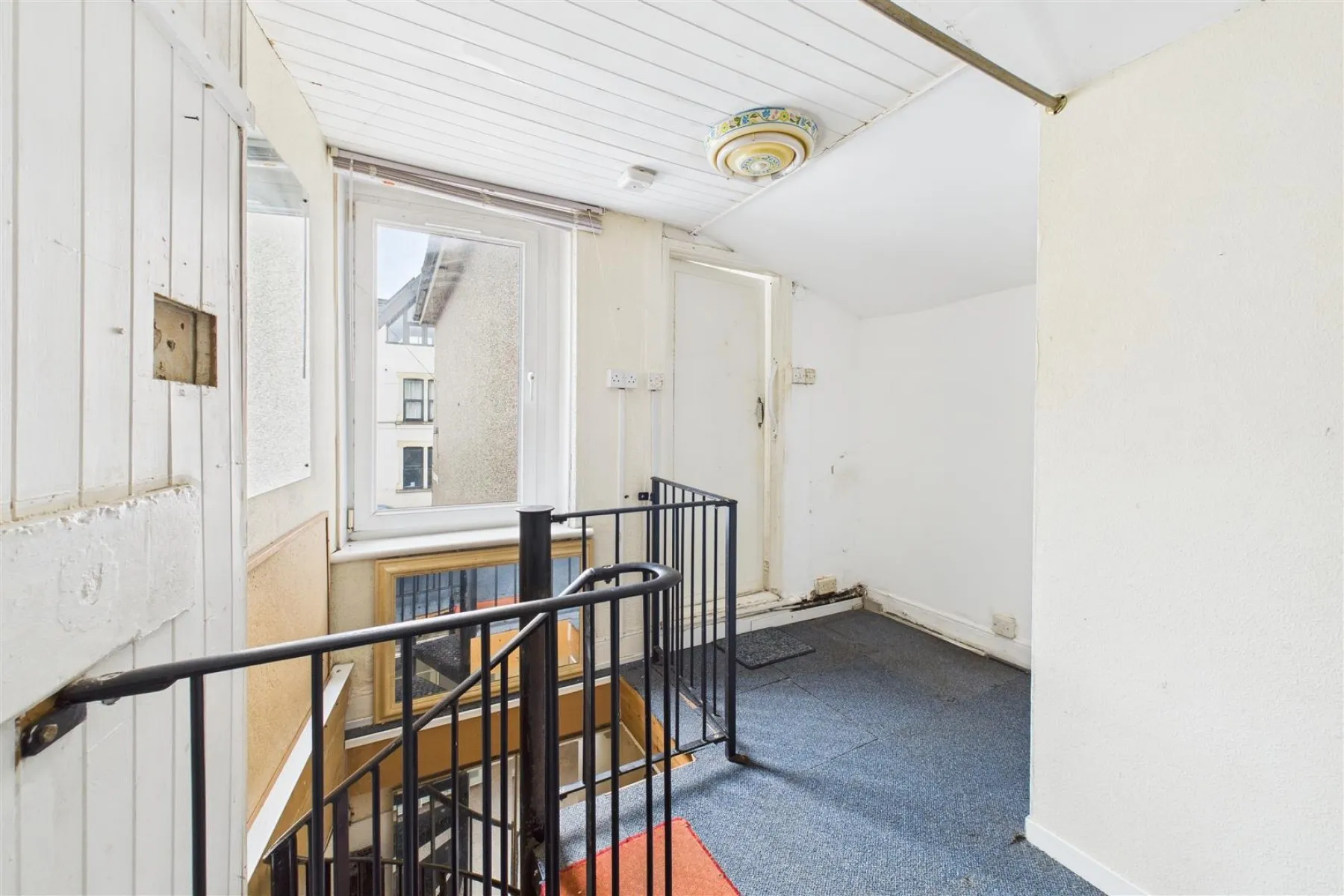 MIXED USE | UPDATING | KINGSWOOD, 2 bedroom, Commercial - 33754177