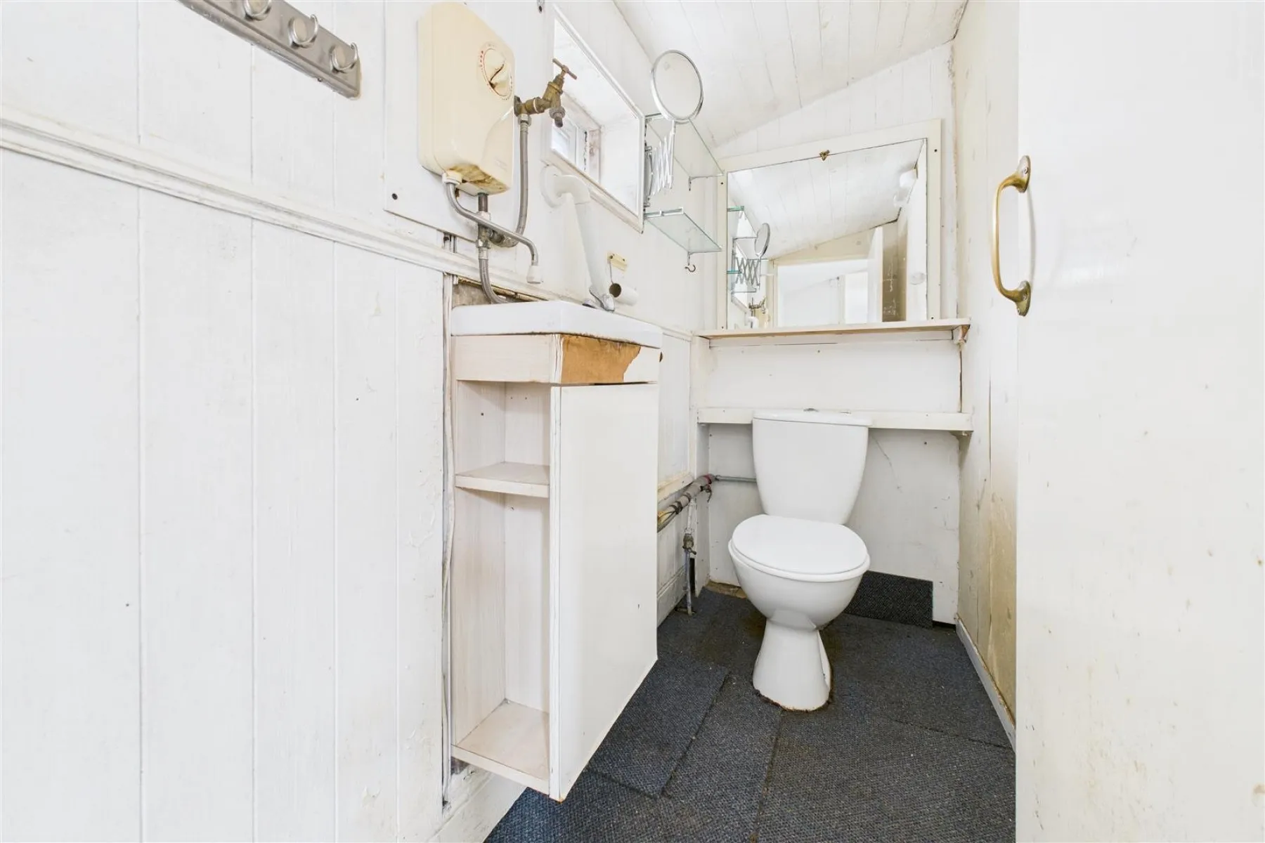 MIXED USE | UPDATING | KINGSWOOD, 2 bedroom, Commercial - 33754177