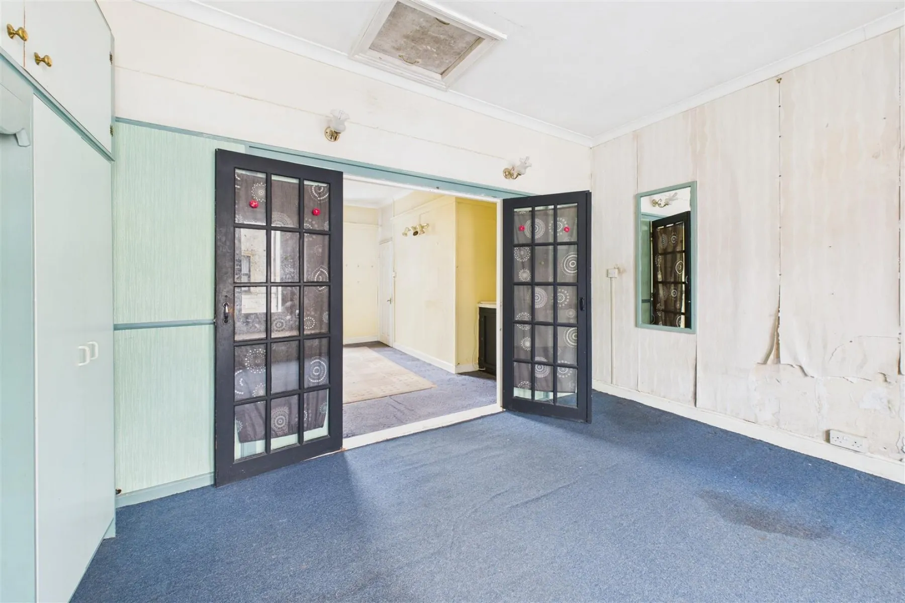 MIXED USE | UPDATING | KINGSWOOD, 2 bedroom, Commercial - 33754177