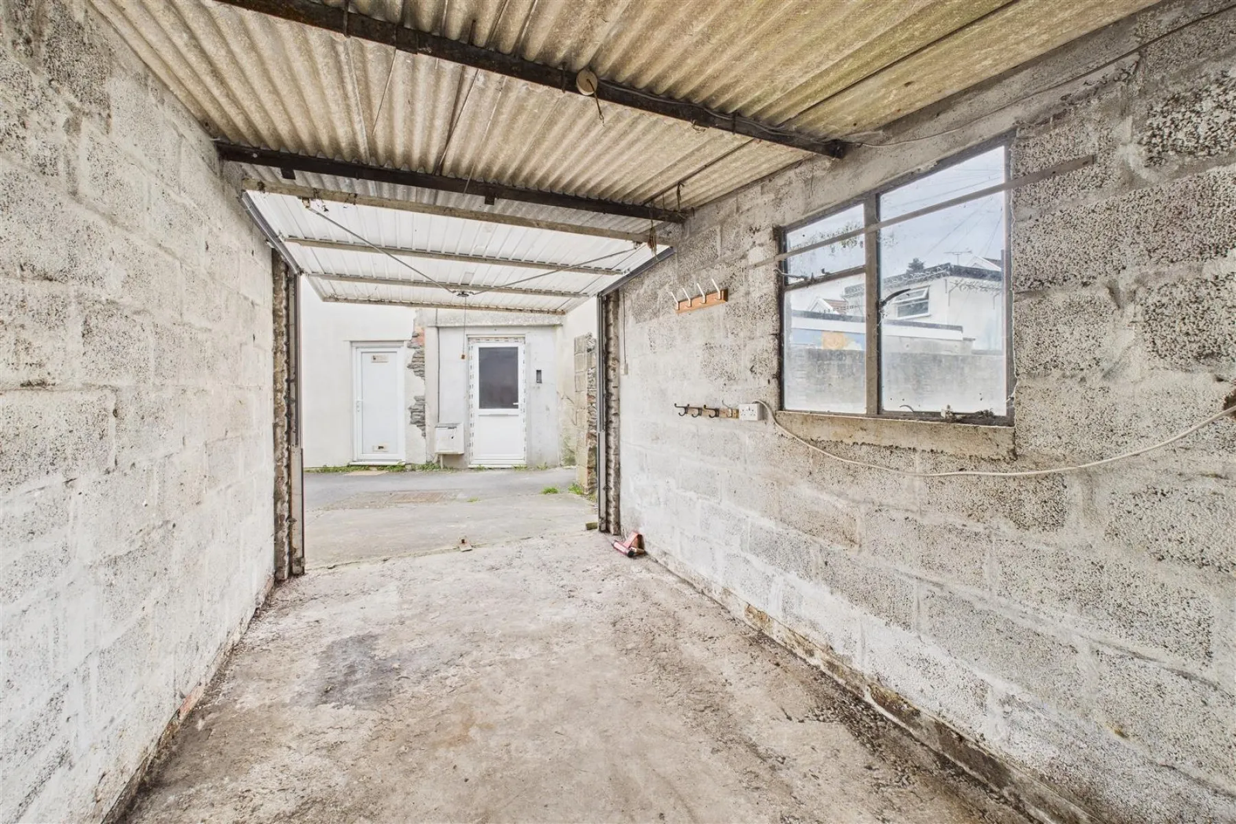 MIXED USE | UPDATING | KINGSWOOD, 2 bedroom, Commercial - 33754177