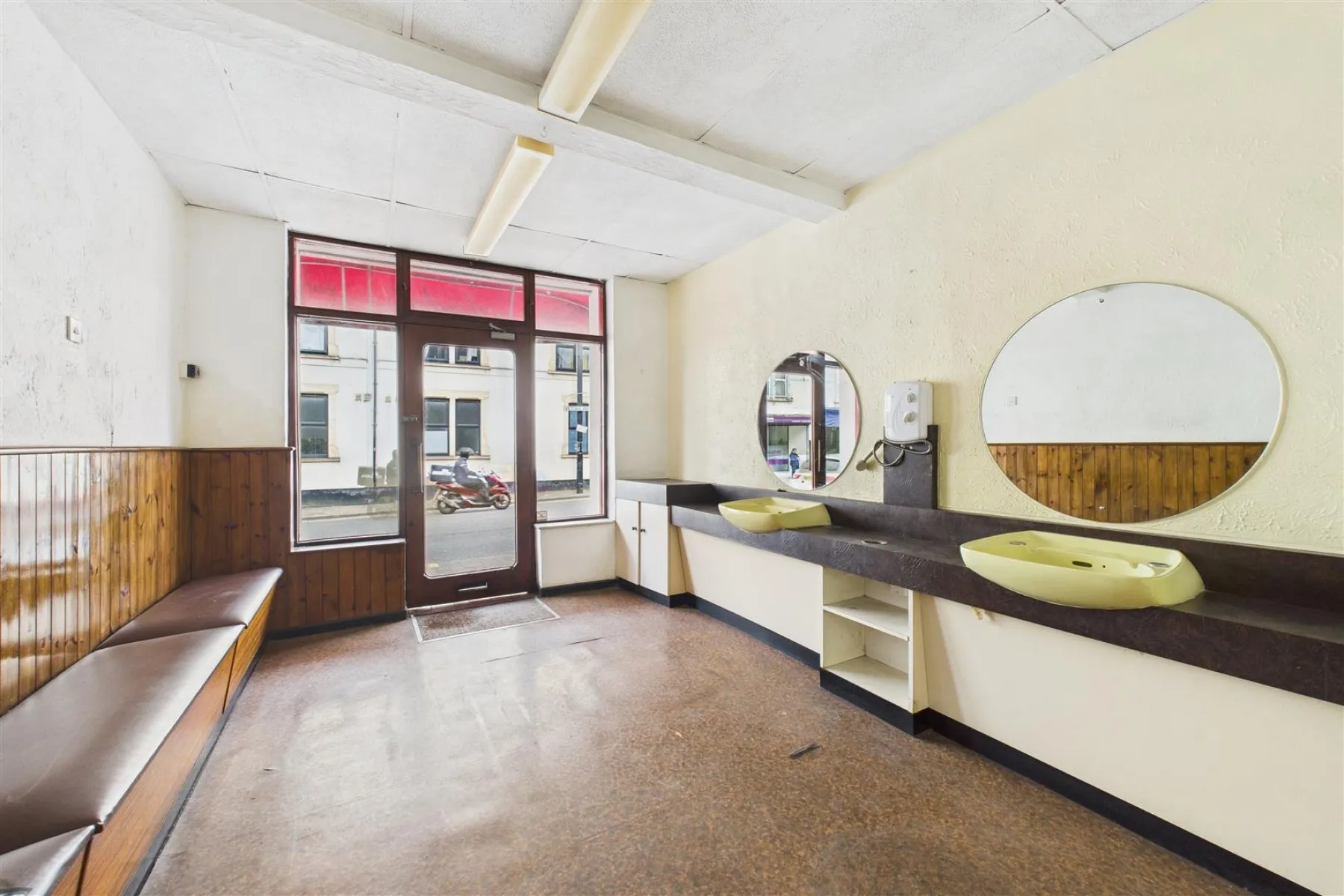 MIXED USE | UPDATING | KINGSWOOD, 2 bedroom, Commercial - 33754177