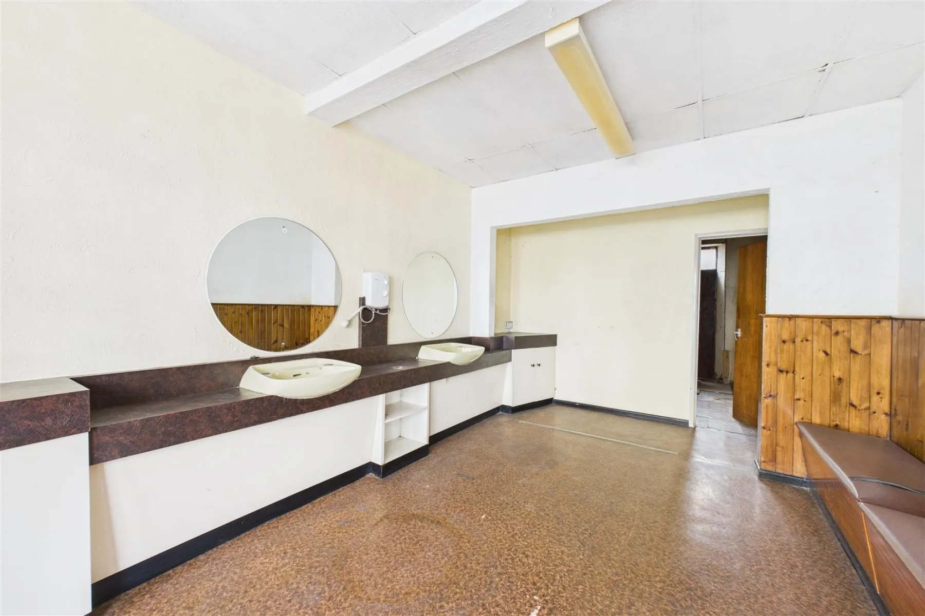 MIXED USE | UPDATING | KINGSWOOD, 2 bedroom, Commercial - 33754177