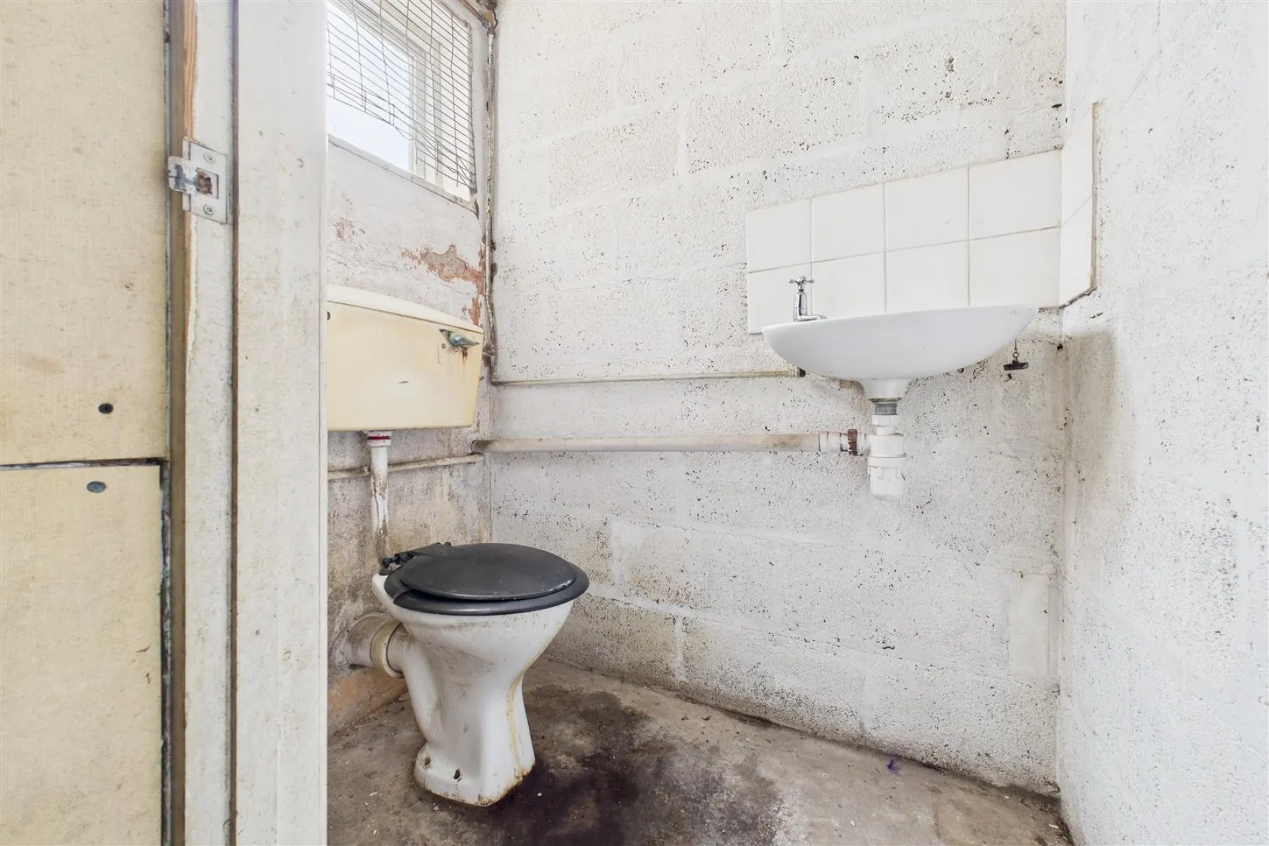 MIXED USE | UPDATING | KINGSWOOD, 2 bedroom, Commercial - 33754177