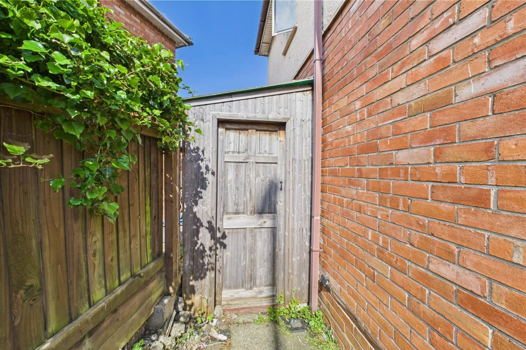 SEMI | BASIC UPDATING | BS4, 3 bedroom, House - Semi-Detached - 33920243