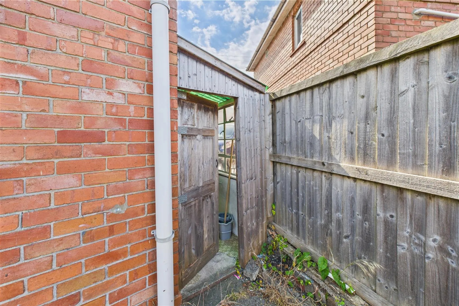SEMI | BASIC UPDATING | BS4, 3 bedroom, House - Semi-Detached - 33920243